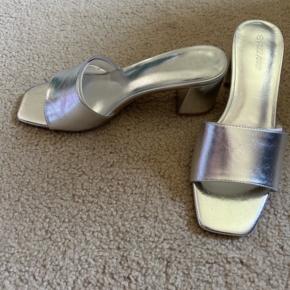 Silver Heels - Picture 2 of 4